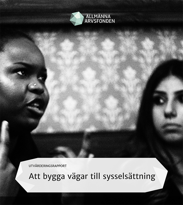 Ett svartvitt kornigt fotografi visar två unga kvinnor som har ett samtal. Över bilden finns texten "Utvärderingsrapport: Att bygga vägar till sysselsättning". Högst upp i bild syns Allmänna arvsfondens logotyp.